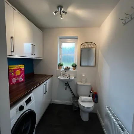 Cosy Private Room Near City Centre - Free Parking