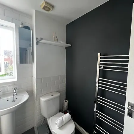 Cosy Private Room Near City Centre - Free Parking