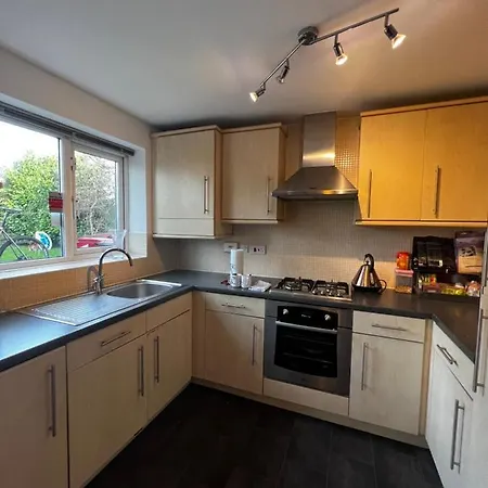 Cosy Private Room Near City Centre - Free Parking