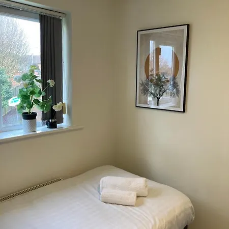 Cosy Private Room Near City Centre - Free Parking Pansiyon