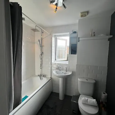 Cosy Private Room Near City Centre - Free Parking Pansiyon