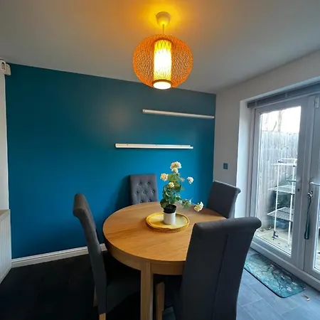 Cosy Private Room Near City Centre - Free Parking *