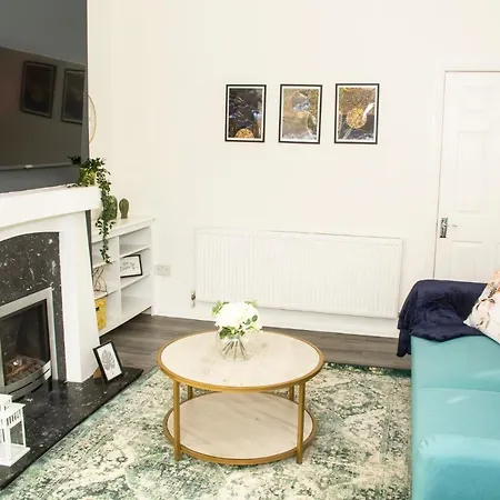 Trafford House - Stylish 3-bed With Private Parking Holiday home Manchester