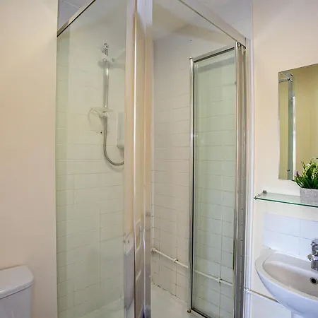 Spacious 3 Bedroom Near City Centre With All Amenities *