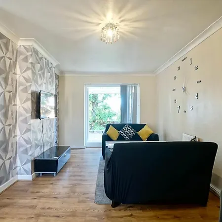 Lovely 1 Bed House Share! Free Off Road Parking! Large Rear Garden * Manchester