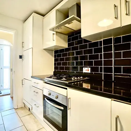Holiday home Lovely 1 Bed House Share! Free Off Road Parking! Large Rear Garden *