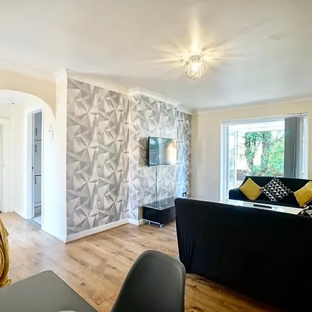 Lovely 1 Bed House Share! Free Off Road Parking! Large Rear Garden