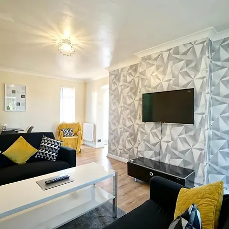 Lovely 1 Bed House Share! Free Off Road Parking! Large Rear Garden Holiday home Manchester