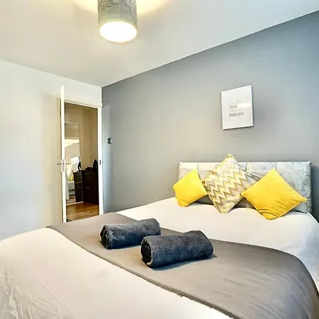 Lovely 1 Bed House Share! Free Off Road Parking! Large Rear Garden Holiday home *