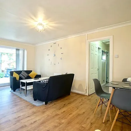 Lovely 1 Bed House Share! Free Off Road Parking! Large Rear Garden