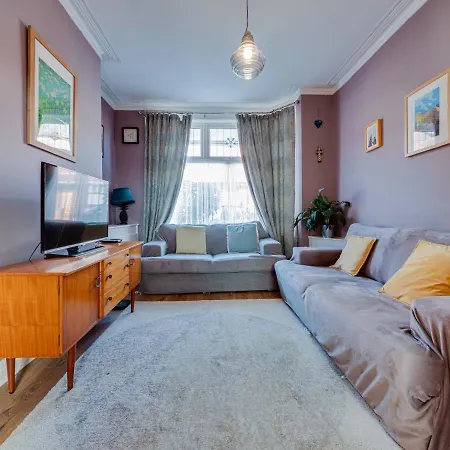 Cheerful 2 Bedroom Property Levenshulme Holiday home Manchester