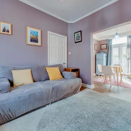 Cheerful 2 Bedroom Property Levenshulme Manchester