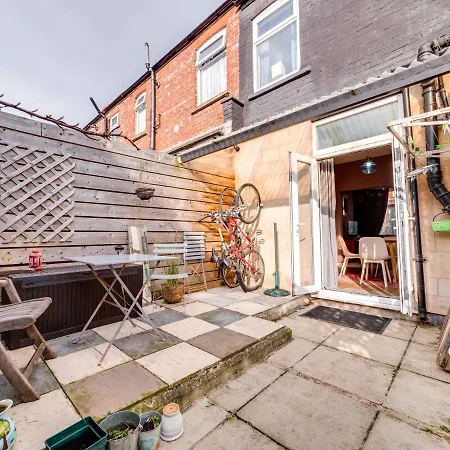 Cheerful 2 Bedroom Property Levenshulme 맨체스터