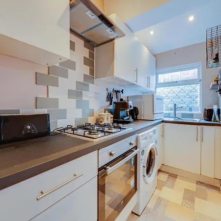 Cheerful 2 Bedroom Property Levenshulme Holiday home *
