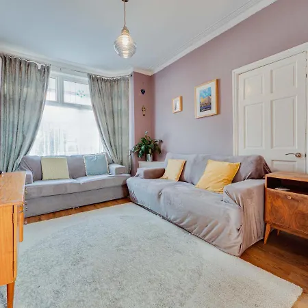 Cheerful 2 Bedroom Property Levenshulme 맨체스터