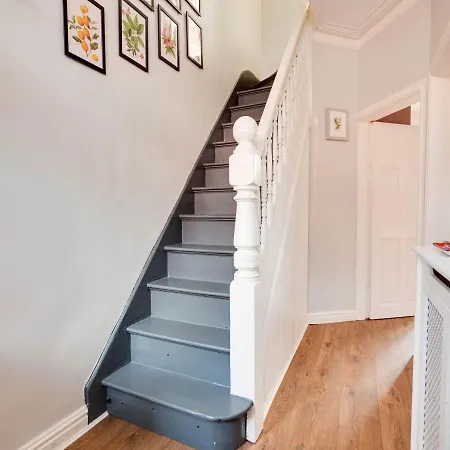 Cheerful 2 Bedroom Property Levenshulme * 맨체스터
