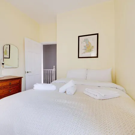 Cheerful 2 Bedroom Property Levenshulme *