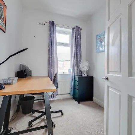 Cheerful 2 Bedroom Property Levenshulme * Manchester