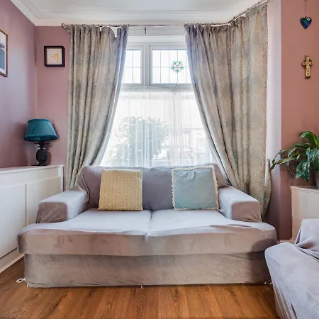 Cheerful 2 Bedroom Property Levenshulme 펜션 맨체스터