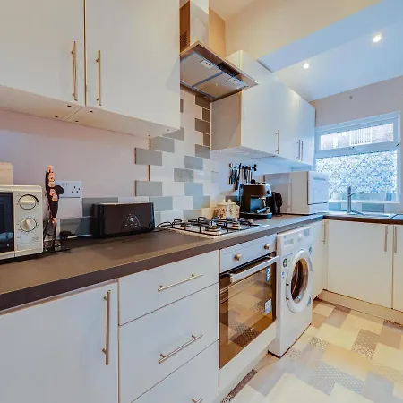 Cheerful 2 Bedroom Property Levenshulme * 맨체스터