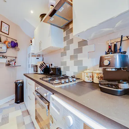 펜션 Cheerful 2 Bedroom Property Levenshulme