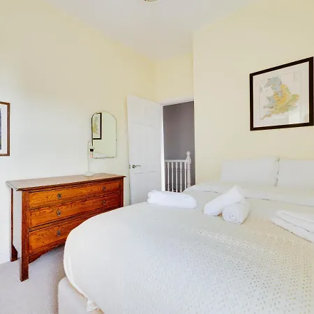 Cheerful 2 Bedroom Property Levenshulme * 맨체스터