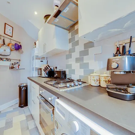 Cheerful 2 Bedroom Property Levenshulme * 맨체스터