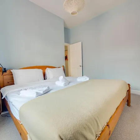 Cheerful 2 Bedroom Property Levenshulme 펜션 *