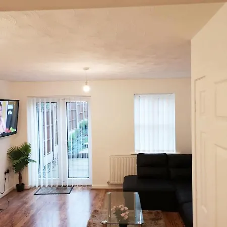 Quiet Residential Area Within Easy Reach To Town Holiday home Manchester