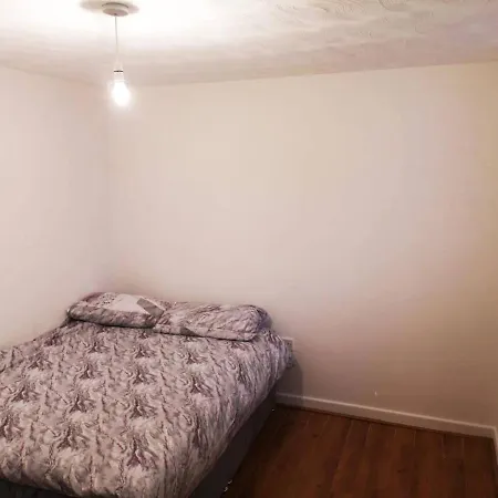 Quiet Residential Area Within Easy Reach To Town Manchester