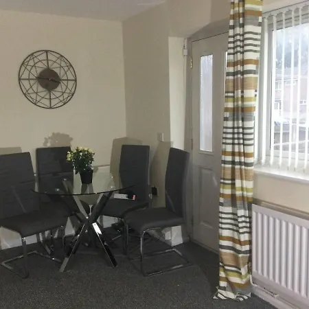 House - Close To Centre Sleeps 6 & Parking Manchester