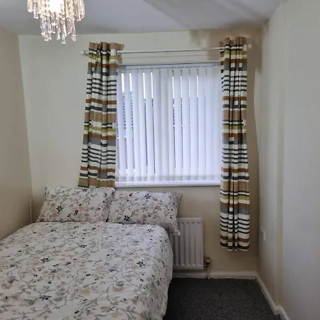 House - Close To Centre Sleeps 6 & Parking