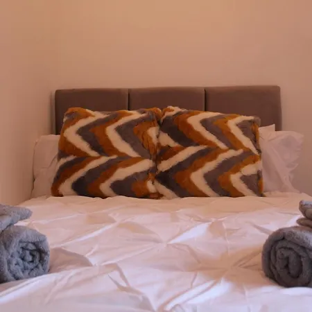 בית נופש Beautiful, Spacious, Old Trafford *