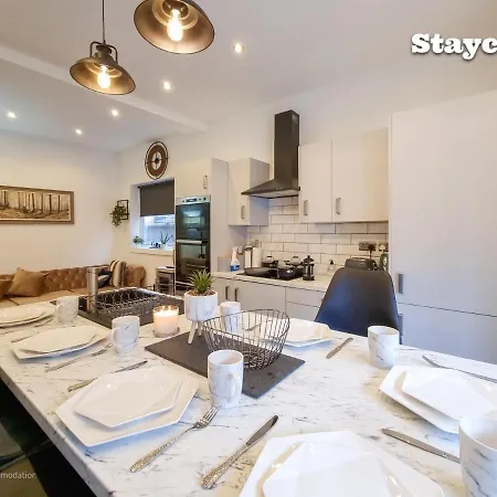 別荘 Spacious 6-bed With Large Patio And Free Parking