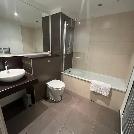 Apartment Bigkings Stylish 2 Bedroom With Free On Street Parking