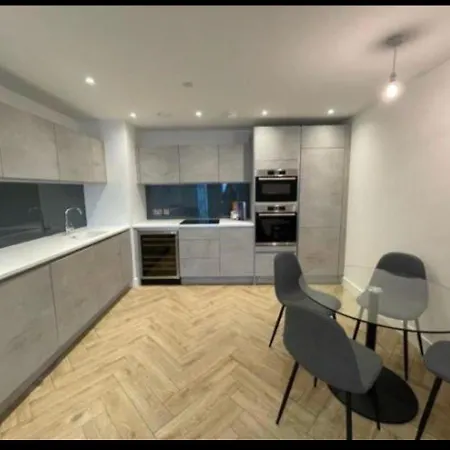 Brand New Luxury Centre 2 Bed Skyline Views