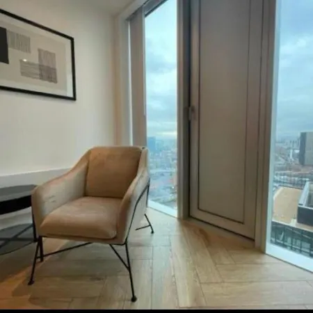Brand New Luxury Centre 2 Bed Skyline Views Апартаменты