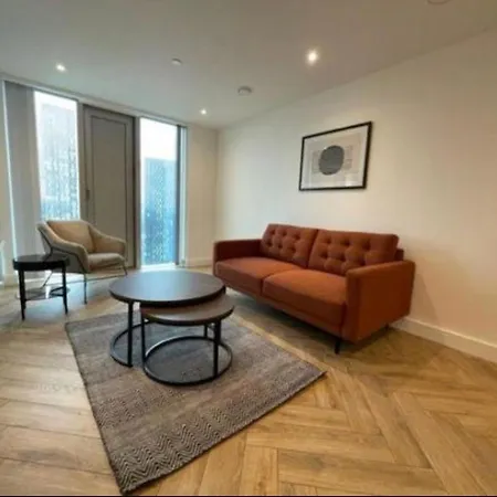 Brand New Luxury Centre 2 Bed Skyline Views