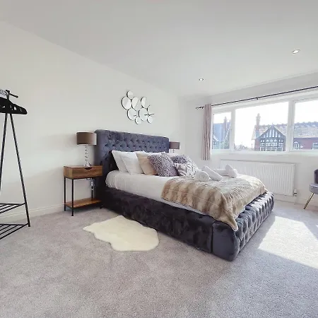 Luxurious 7 Bedroom House In Didsbury, Apartment Manchester