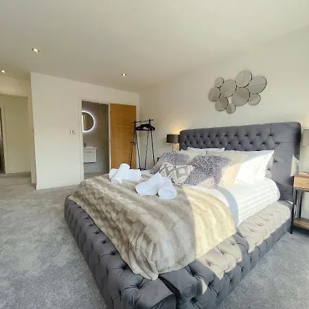 Apartment Luxurious 7 Bedroom House In Didsbury, *