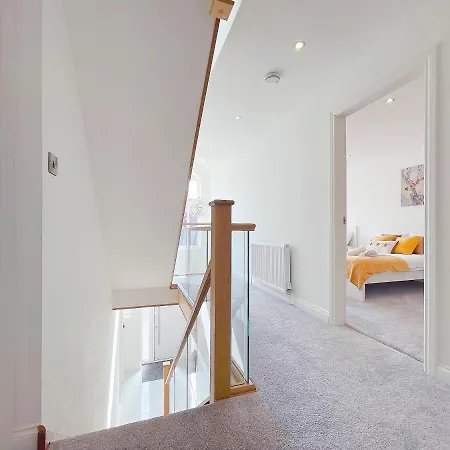Luxurious 7 Bedroom House In Didsbury,