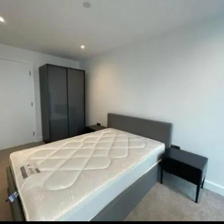 Apartment Brand New Luxury Centre 2 Bed Skyline Views *