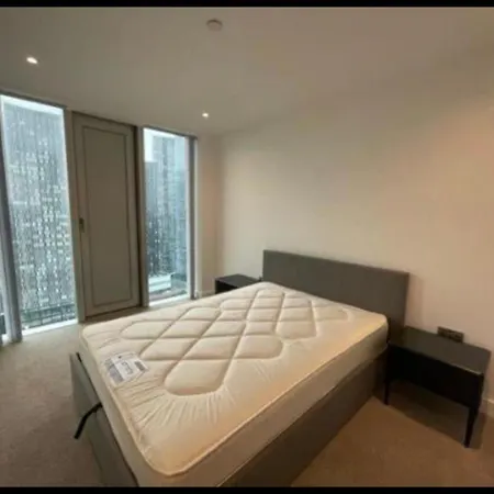 Apartment Brand New Luxury Centre 2 Bed Skyline Views *