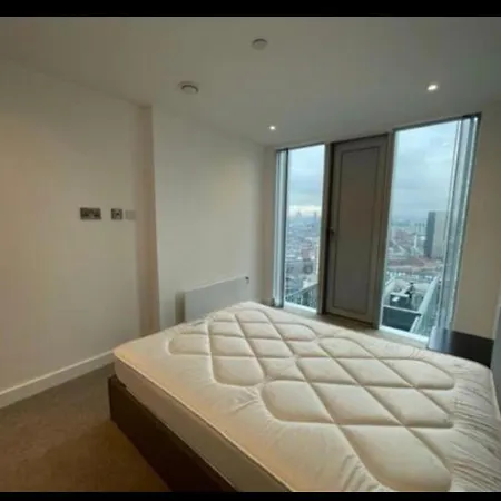 Brand New Luxury Centre 2 Bed Skyline Views *