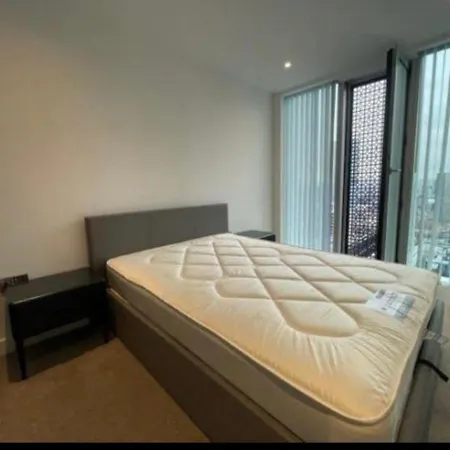 Brand New Luxury Centre 2 Bed Skyline Views Apartment *