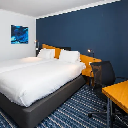 Express East By Ihg Hotel