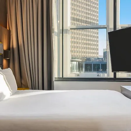 Roomzzz Victoria Aparthotel 4*