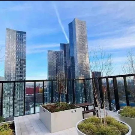 Brand New Luxury Centre 2 Bed Skyline Views *