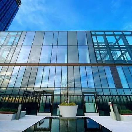 Apartment Brand New Luxury Centre 2 Bed Skyline Views