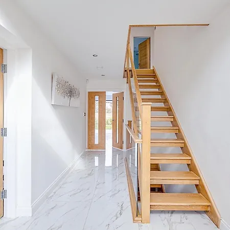 Luxurious 7 Bedroom House In Didsbury,